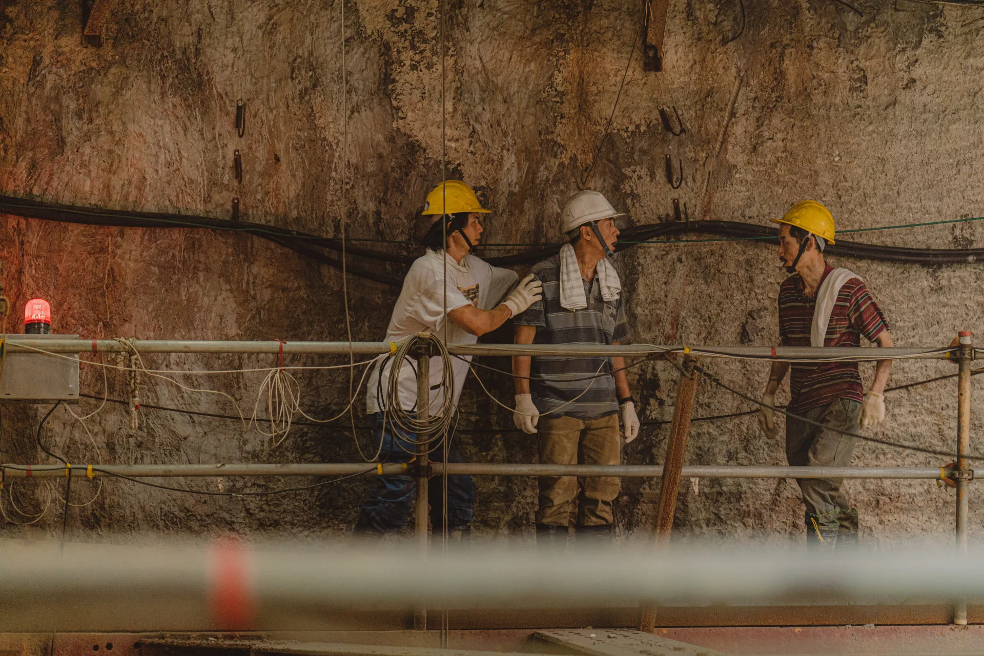 因捷運工地簡易層板承重有限，演員對戲補妝都需保持距離。客家電視台提供