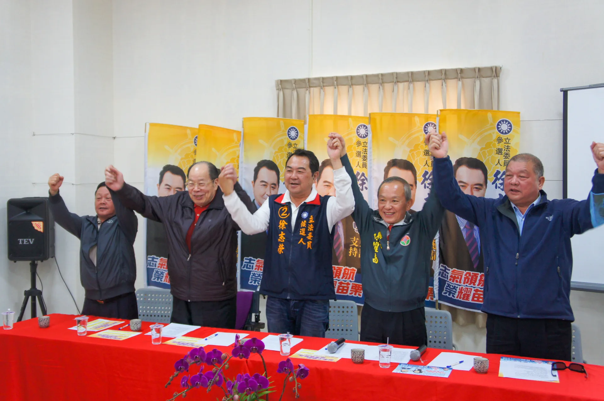2014年苗栗縣立委補選，徐志榮被國民黨拱出來參選，四位縣長傅學鵬（右起）、徐耀昌、張秋華、劉政鴻共同力挺。徐志榮提供
