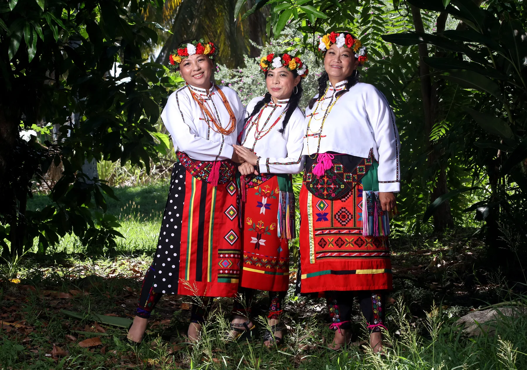 傳承卑南族部落吟唱的金曲最佳演唱組合「南王姊妹花」。楓糖愛玉共演提供