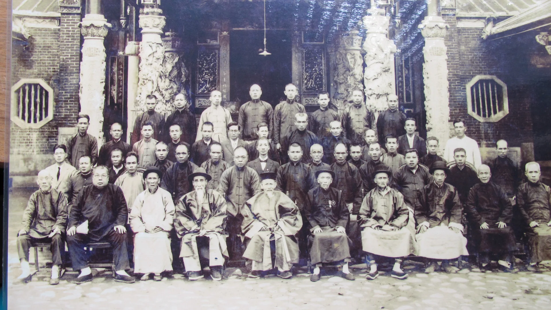 1928年公館五穀宮竣工慶成福醮，地方耆老、仕紳合影留念，第二排中穿西裝打領結者是徐定標。何來美翻攝