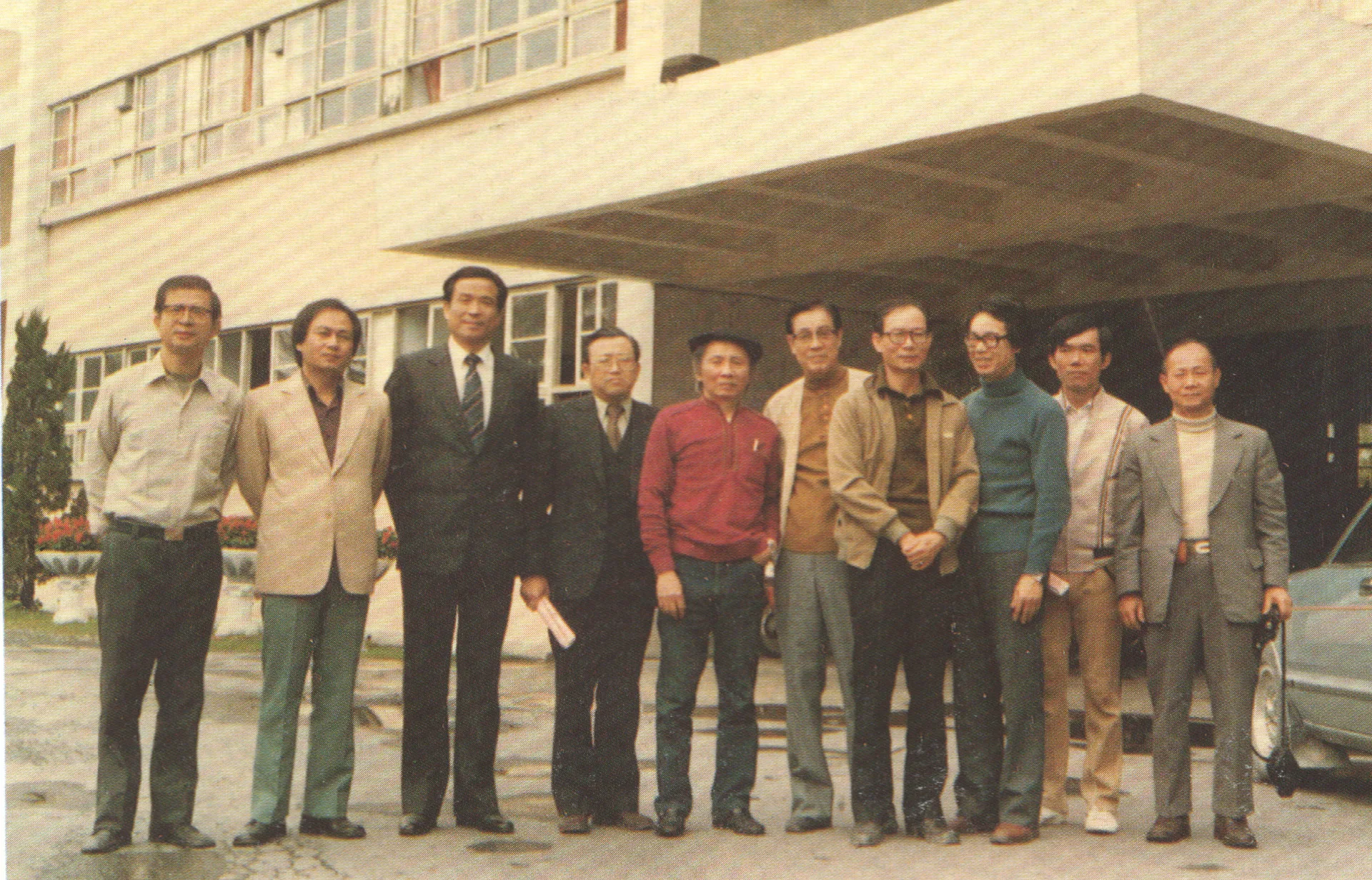 1970年代的台灣客家界已然成形，對之後的台灣客家產少了不少的影響。左起曾秀氣、葉菲、楊兆禎、陳運棟、鍾肇政、李梅玉、鍾秉光、李喬、吳應文、李旺輝。該照片攝於屏東美和護專。楊國鑫提供