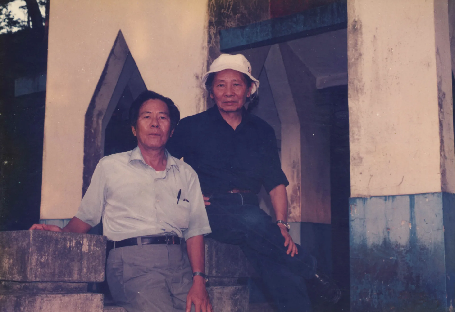 台灣客家界的南北二鍾，南鍾老鍾孝上（左）與北鍾老鍾肇政（右）攝於北埔秀巒山。1988，北埔。楊國鑫攝