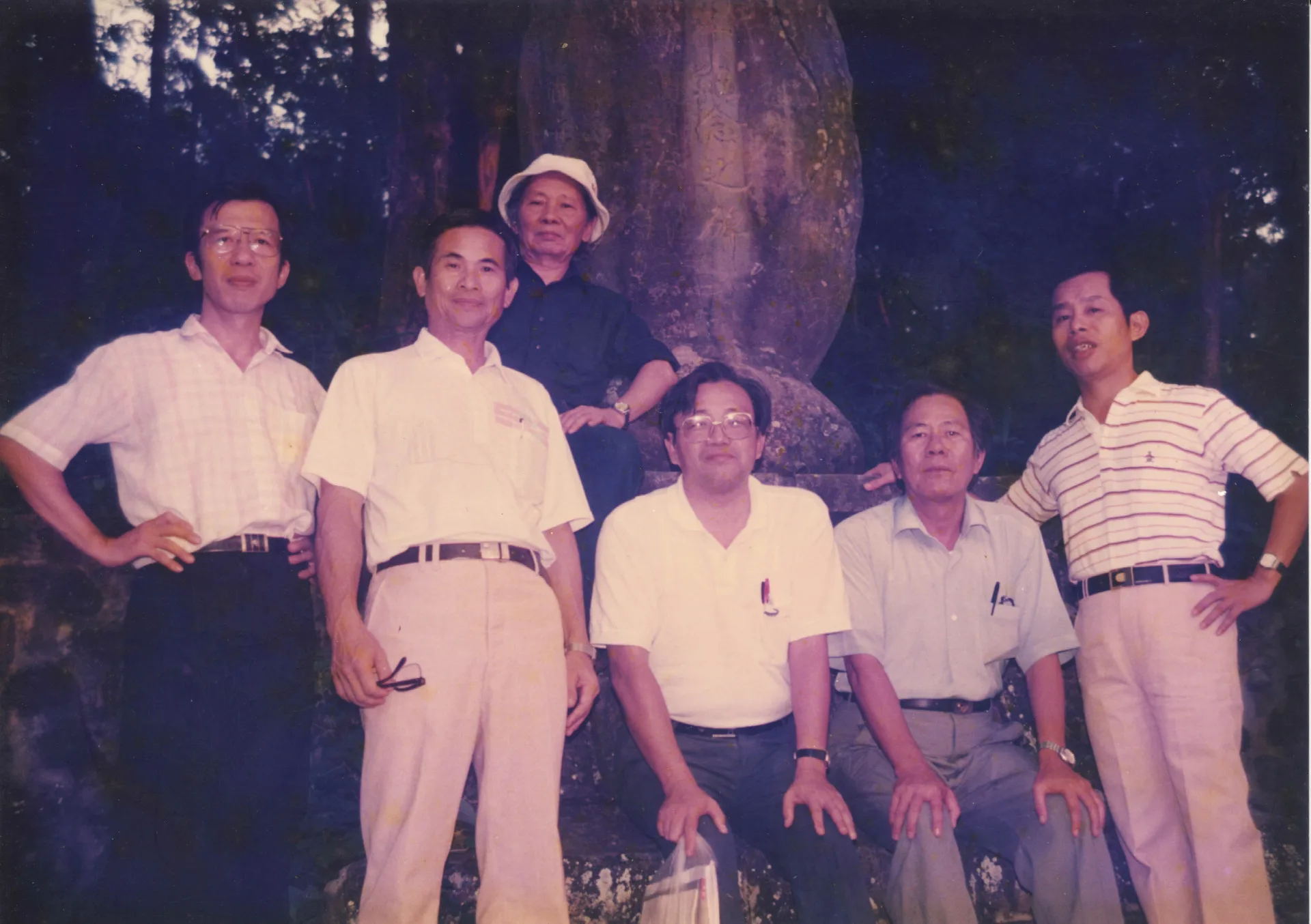 他們是台灣客家界的成員，左起黃卓權、楊鏡汀、鍾肇政、陳運棟、鍾孝上、陳石山。1988，北埔。楊國鑫攝