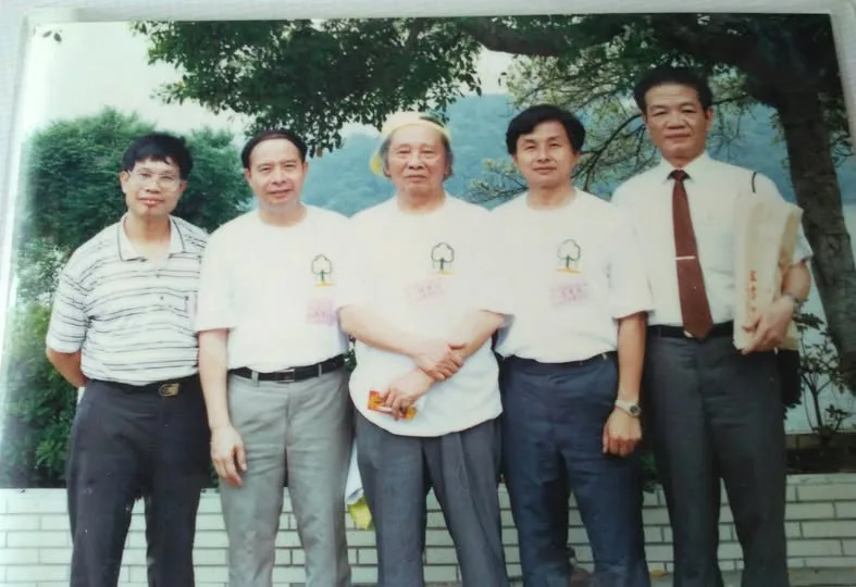 台灣客家界的成員，左起涂春景、彭欽清、鍾肇政、羅肇錦、梁榮茂。他們是第七屆客家夏令營的主要幹部。1996，苗栗明德水庫。彭欽清提供