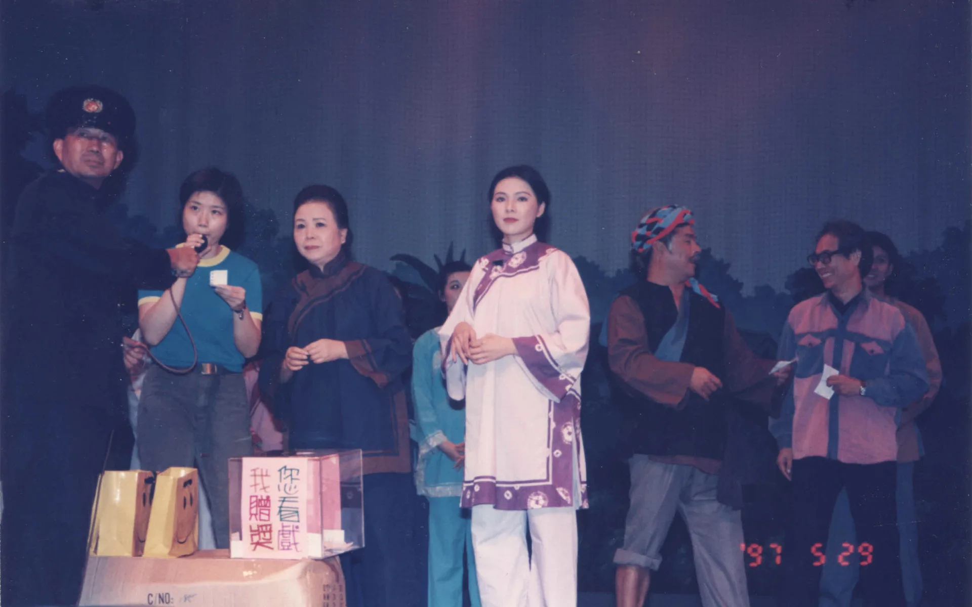 我們來去蕃仔林喔舞台劇演出後，您看戲我贈獎的活動。他們也是台灣客家界的成員，飾演蘭妹的梅芳（左三）、飾演燈妹的張馨月（右三）、義演阿強的雷洪（右二）、原著李喬（右一）。1997，台北市教館。楊國鑫攝