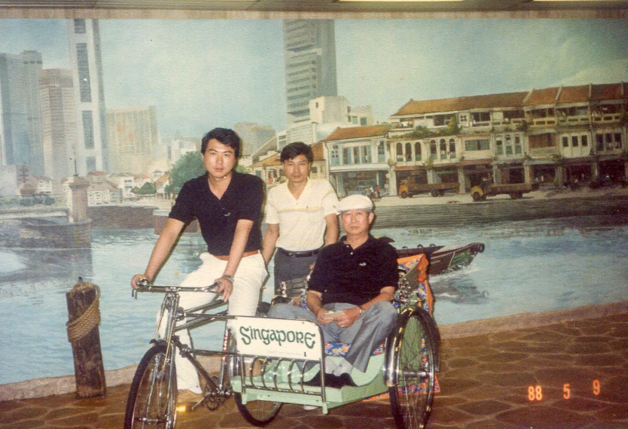 徐志榮（騎車者）年輕時在新加坡與生父徐上奎、哥哥徐士能合影。孫鳳招提供