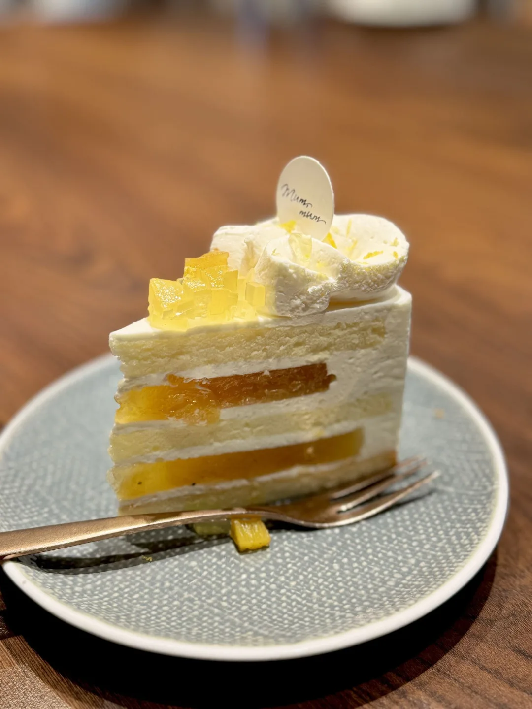 屏東縣政府與新竹在地點心店，共同推出鳳梨蛋糕，滋味酸甜口感豐富，屏東農產展售4/24~26於遠東百貨竹北店登場。屏東縣致府提供