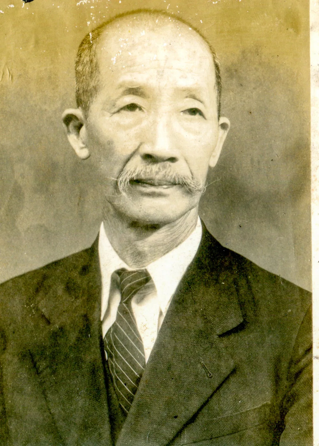 徐定標光復後接收公館農業專修學校，創辦私立新民中學，圖為他晚年的遺照。孫鳳招提供