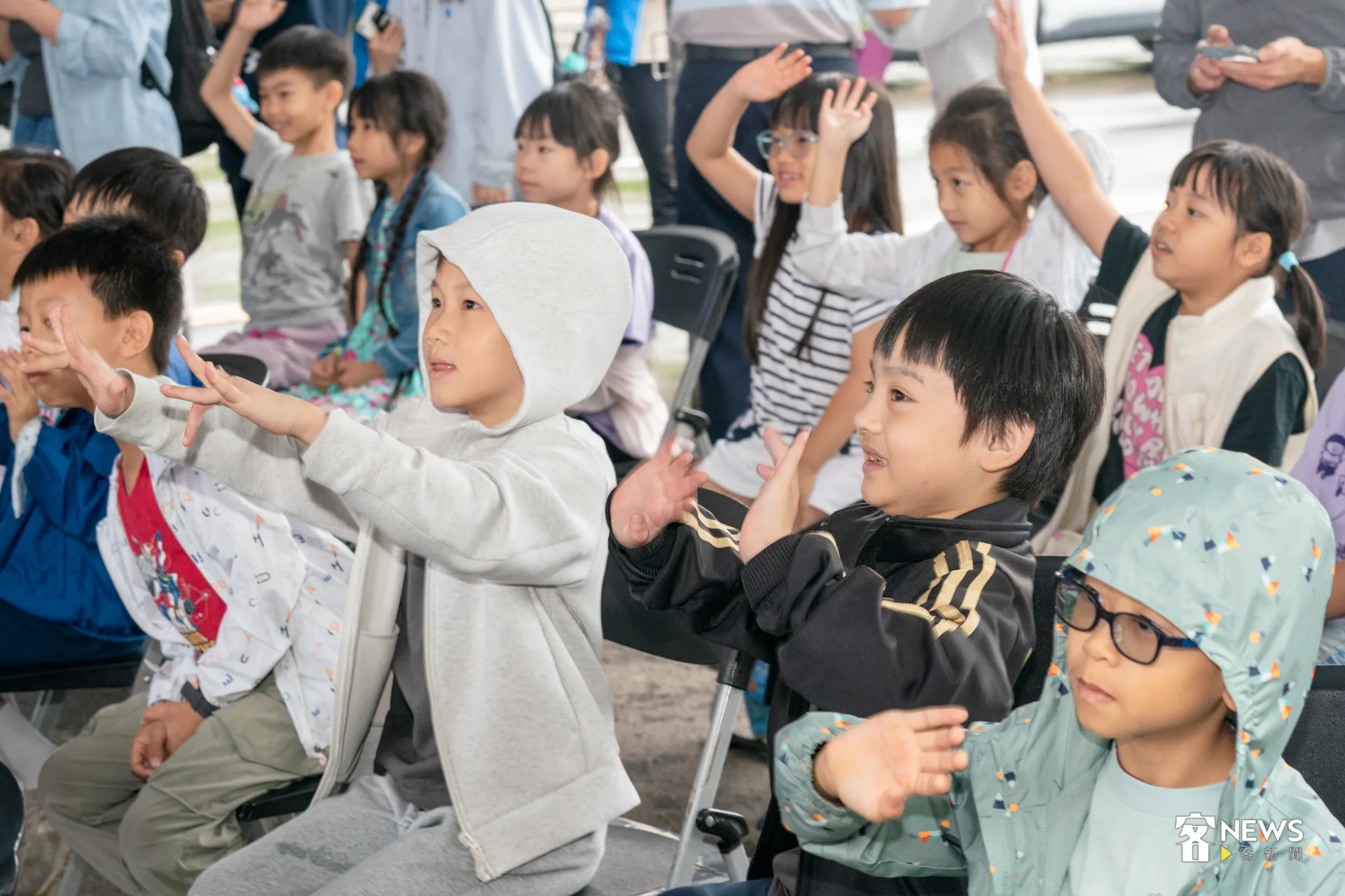 小朋友們興奮地向燈怪、水果布偶打招呼。洪藝晅攝
