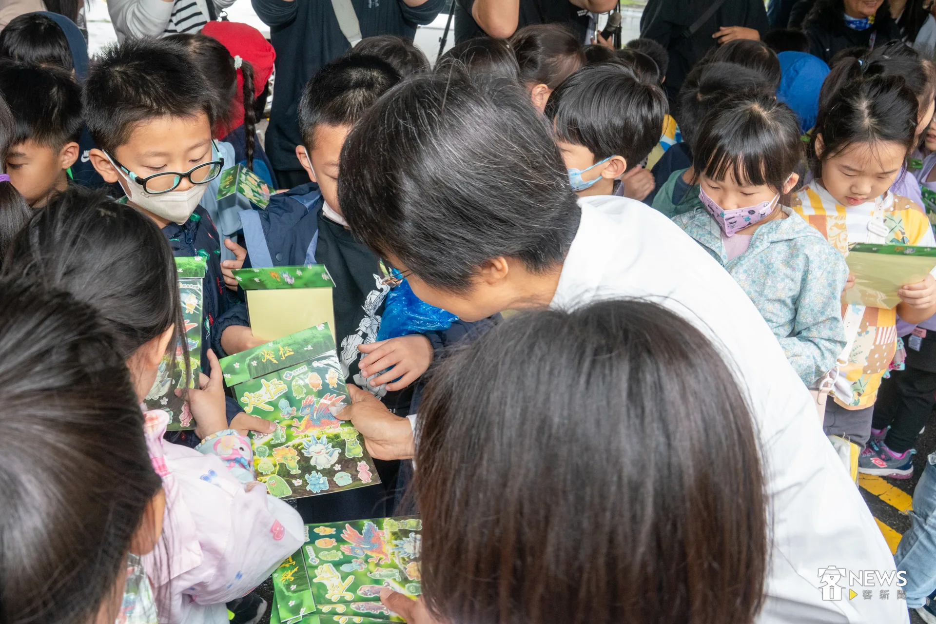 客委會主委古秀妃驚喜準備小禮物分送給現場小朋友。洪藝晅攝