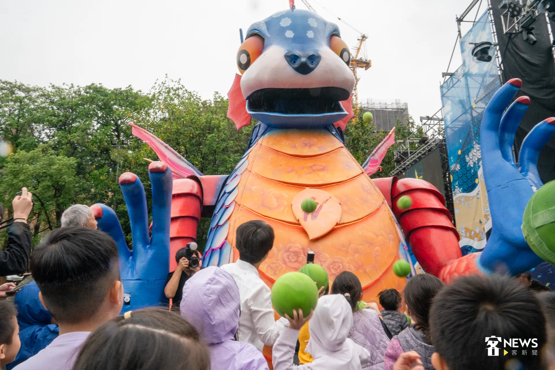 眾人奮力丟球，幫巨型的「燈燈國王」，好好按摩、放鬆一波。洪藝晅攝