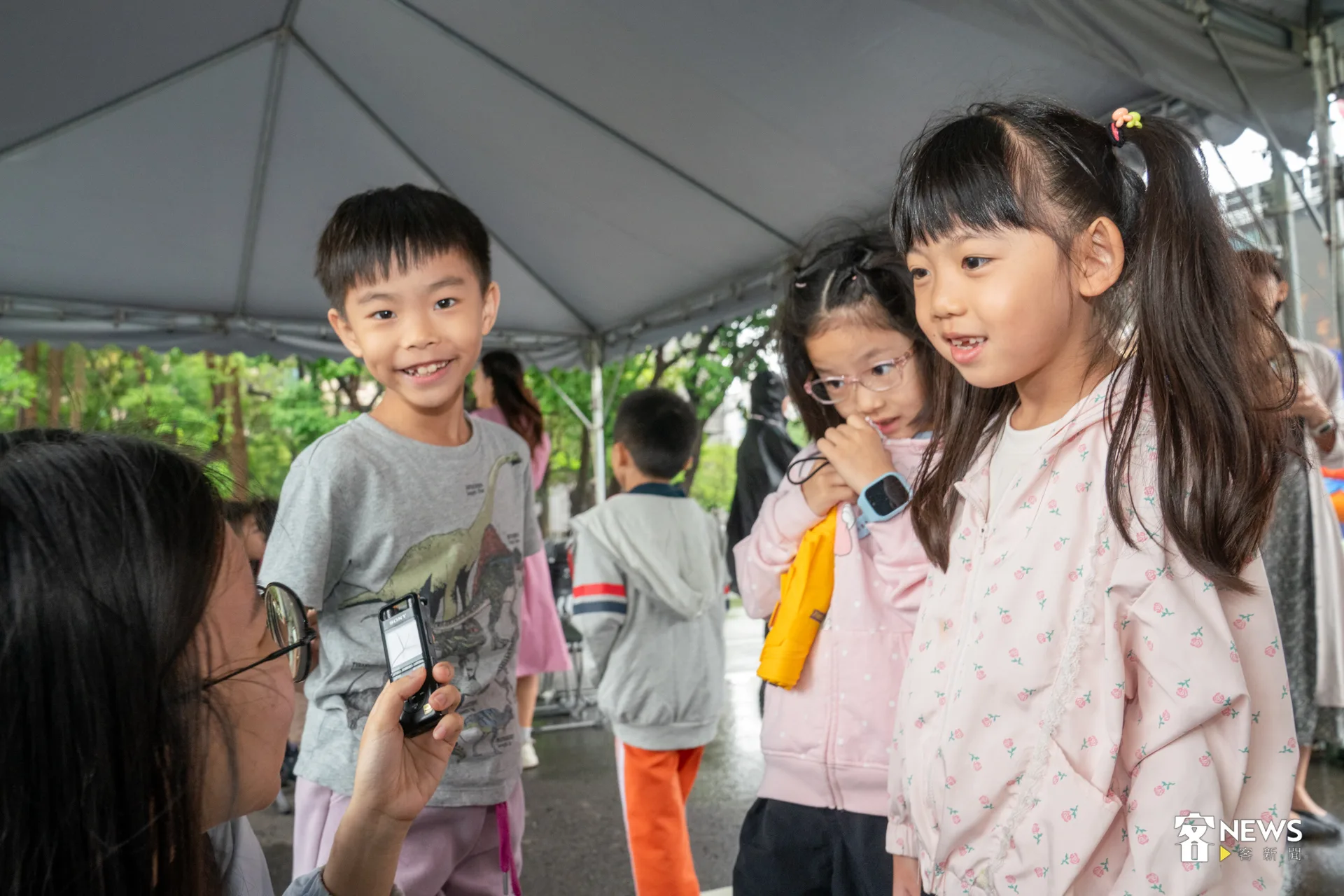 就讀光明國小一年級的孩子們分享看到燈怪的初印象，「牙齒很尖、很好玩、很可愛」。洪藝晅攝