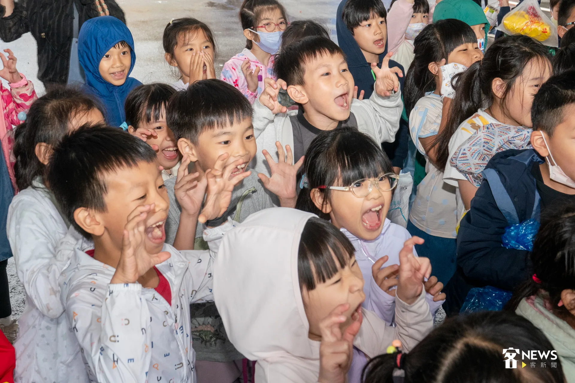 小朋友們齊聲大喊客語「燈怪」，為今晚的演出應援。洪藝晅攝