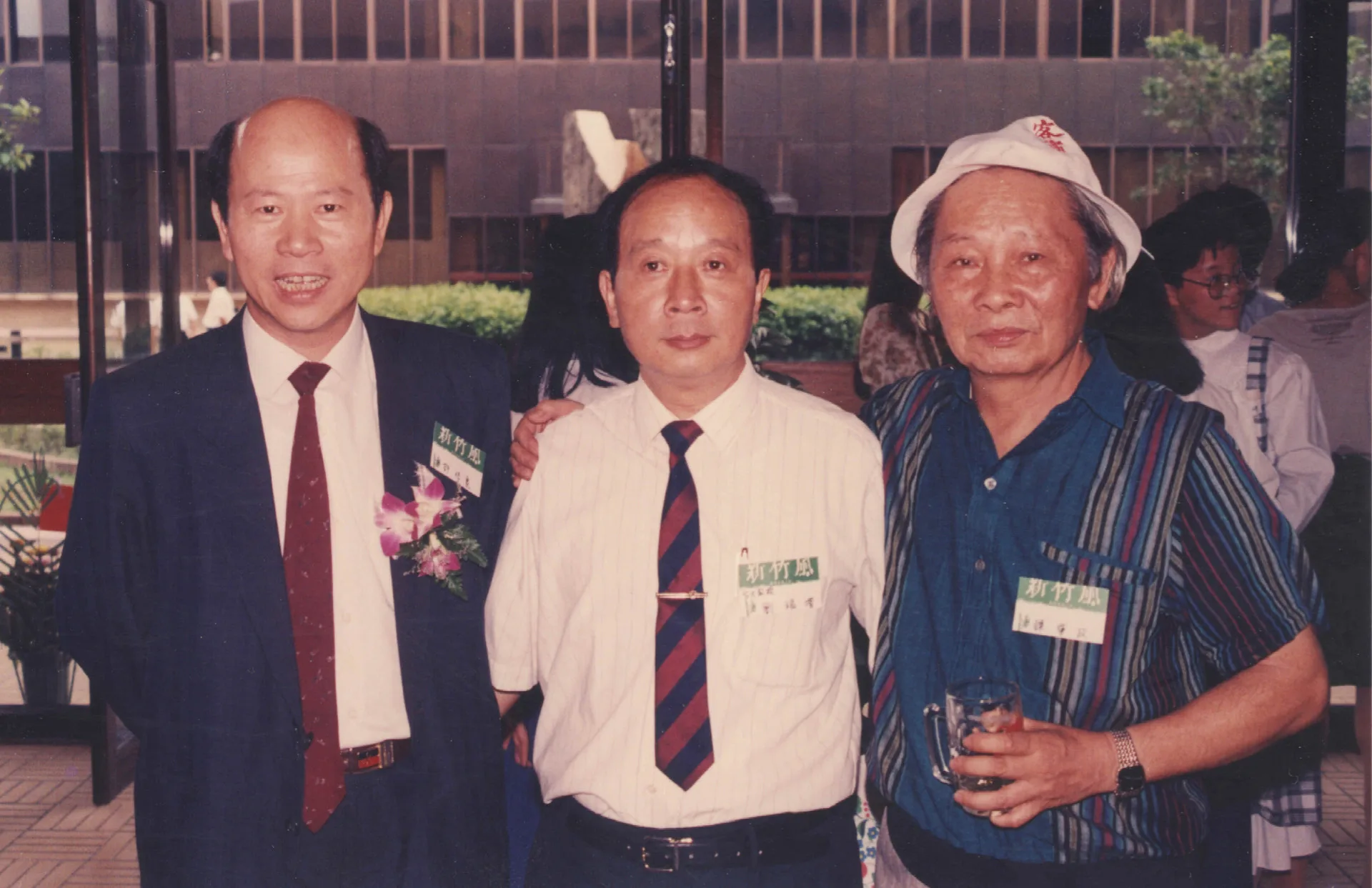 台灣客家界的成員，許信良（左）、劉福增（中）與鍾肇政（右）。1991，新竹科學園區管理局。楊國鑫攝