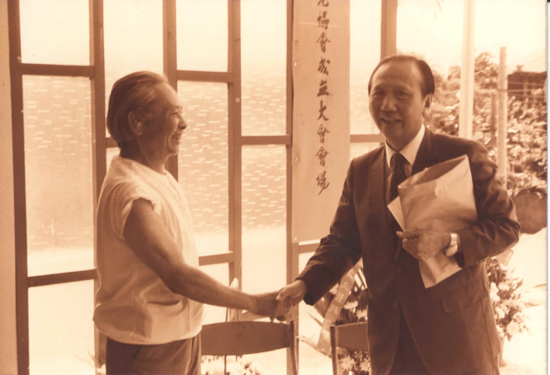 鍾肇政(左)與世界客屬總會理事長林保仁（右）參加新竹縣中原客家文化研究協會成立大會。1987，竹北。楊國鑫攝