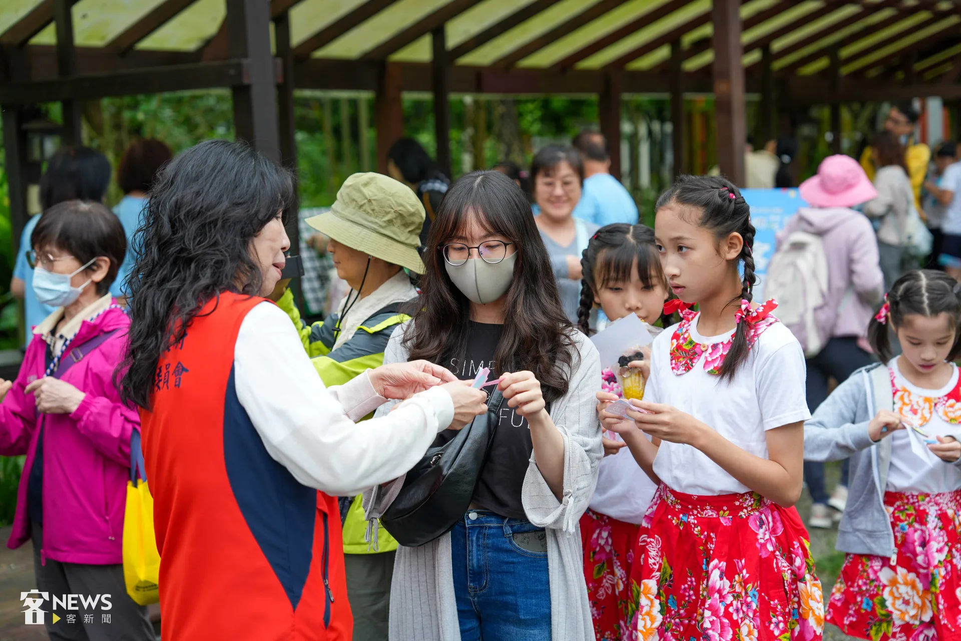 基隆桐花祭現場舉辦客語闖關，小朋友抽出字條，向客語老師說出正確客語即可通關。李台源攝