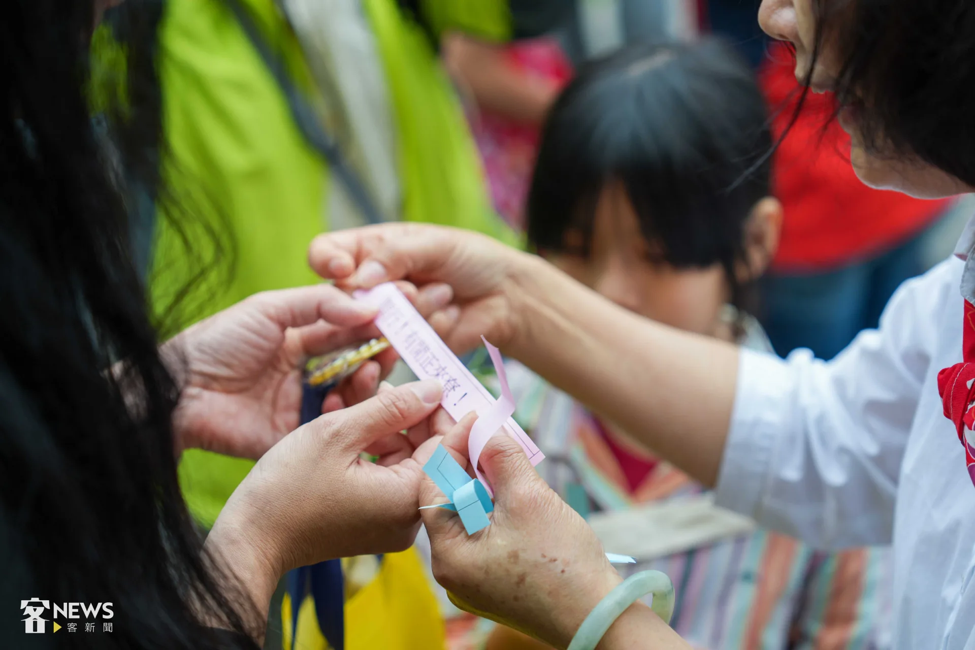 基隆桐花祭現場舉辦客語闖關，小朋友抽出字條，向客語老師說出正確客語即可通關。李台源攝