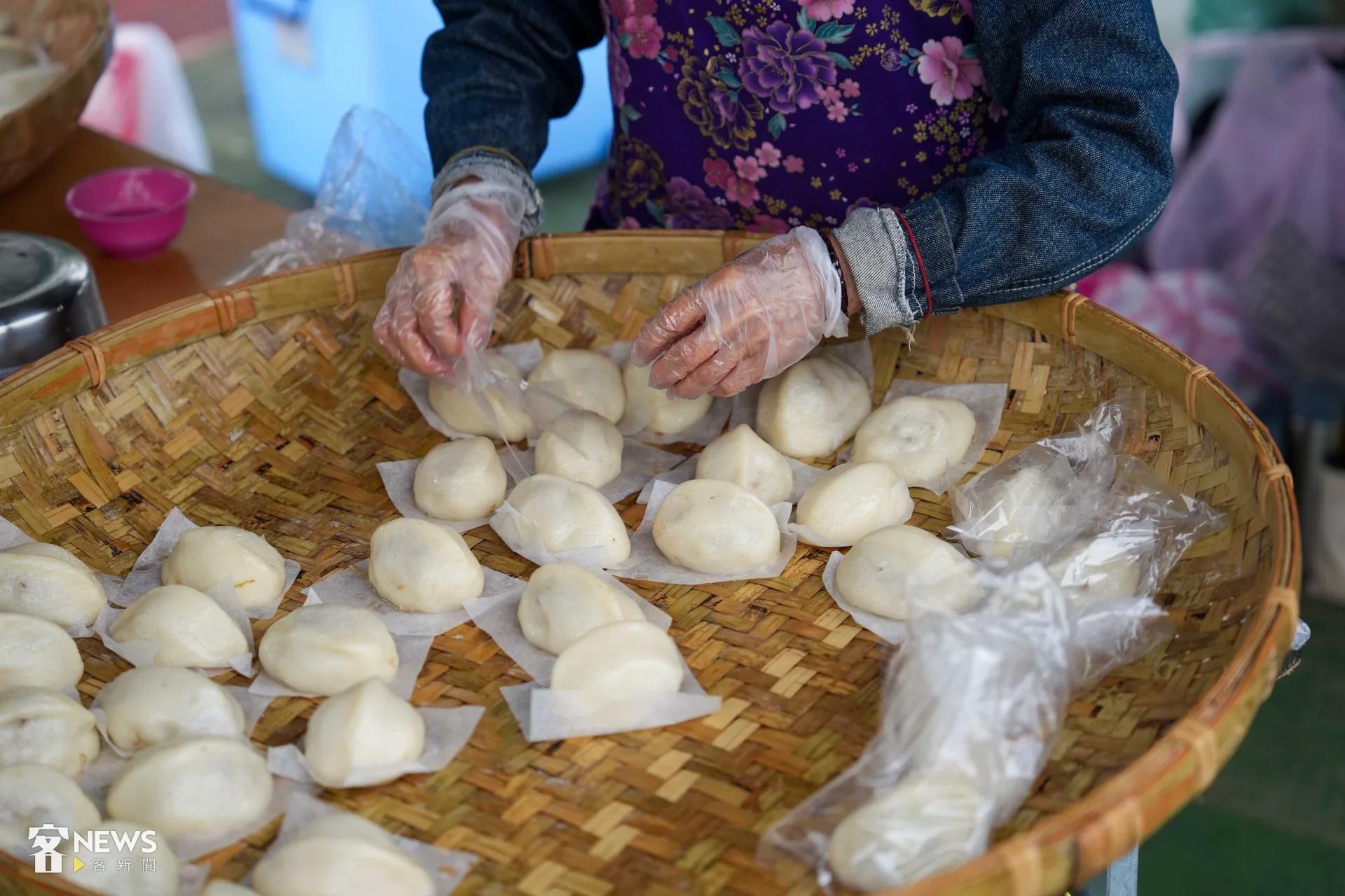 基隆桐花祭現場有道地的客家菜包。李台源攝