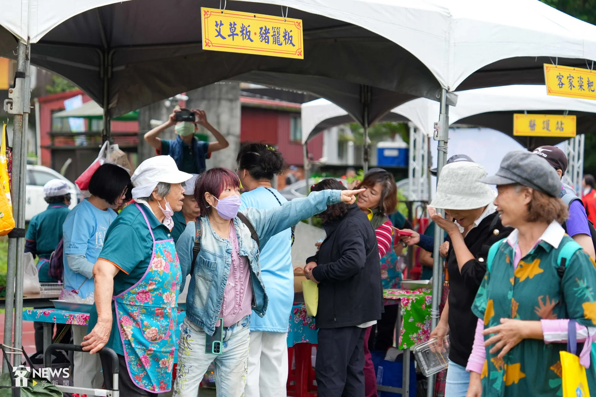 基隆桐花祭結合在地小農市集，儘管天公不作美，但仍吸引不少民眾到訪。李台源攝