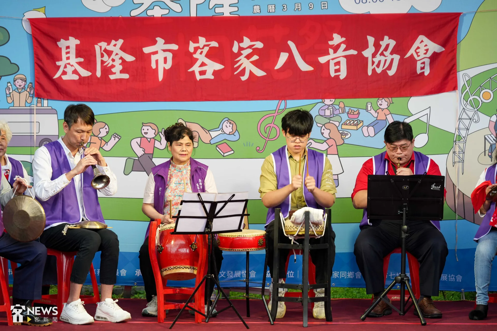 基隆桐花祭由基隆市客家八音協會擔綱開場演出。李台源攝