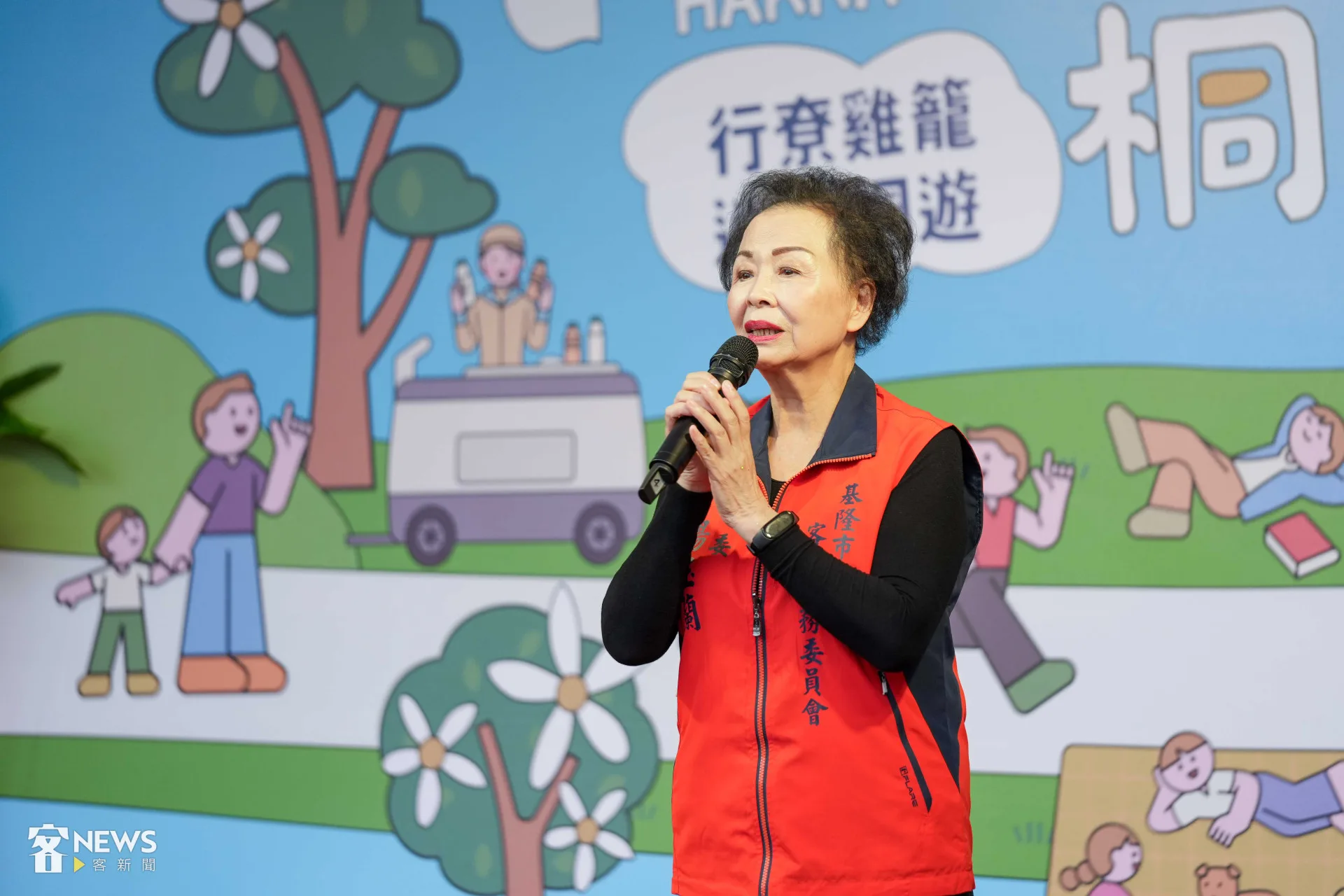 基隆市客委會主委楊玉蘭表示，桐花祭不只是賞花，更重要的是將鄉親與在地農產品、情感連結在一起。李台源攝