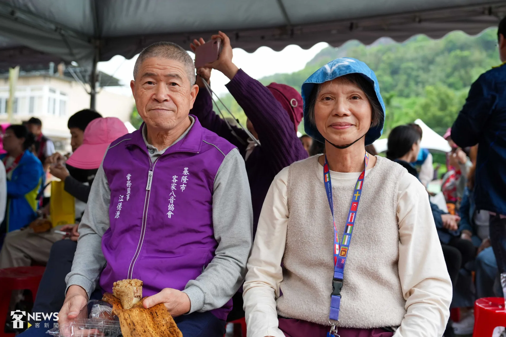 定居基隆的徐瑞琴（右）是苗栗客家人，特別跟著基隆市客家文化協會報名參加桐花小旅行。李台源攝