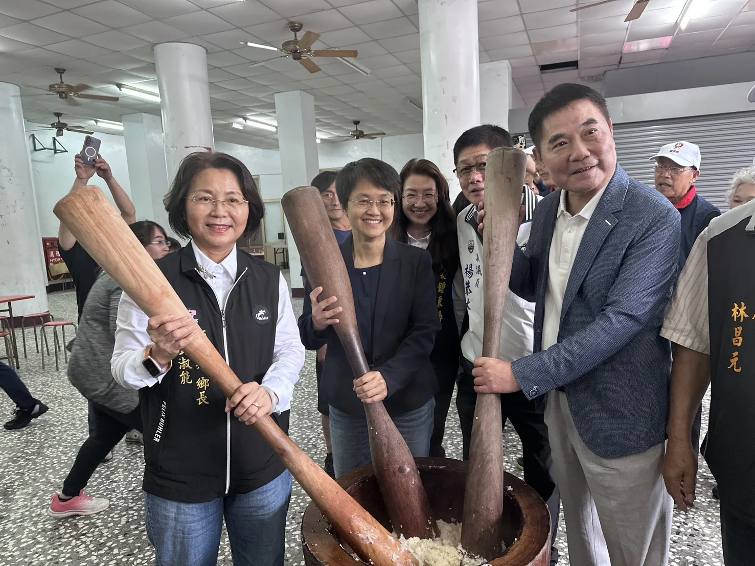 古秀妃與鍾東錦體驗打粢粑。客家委員會提供