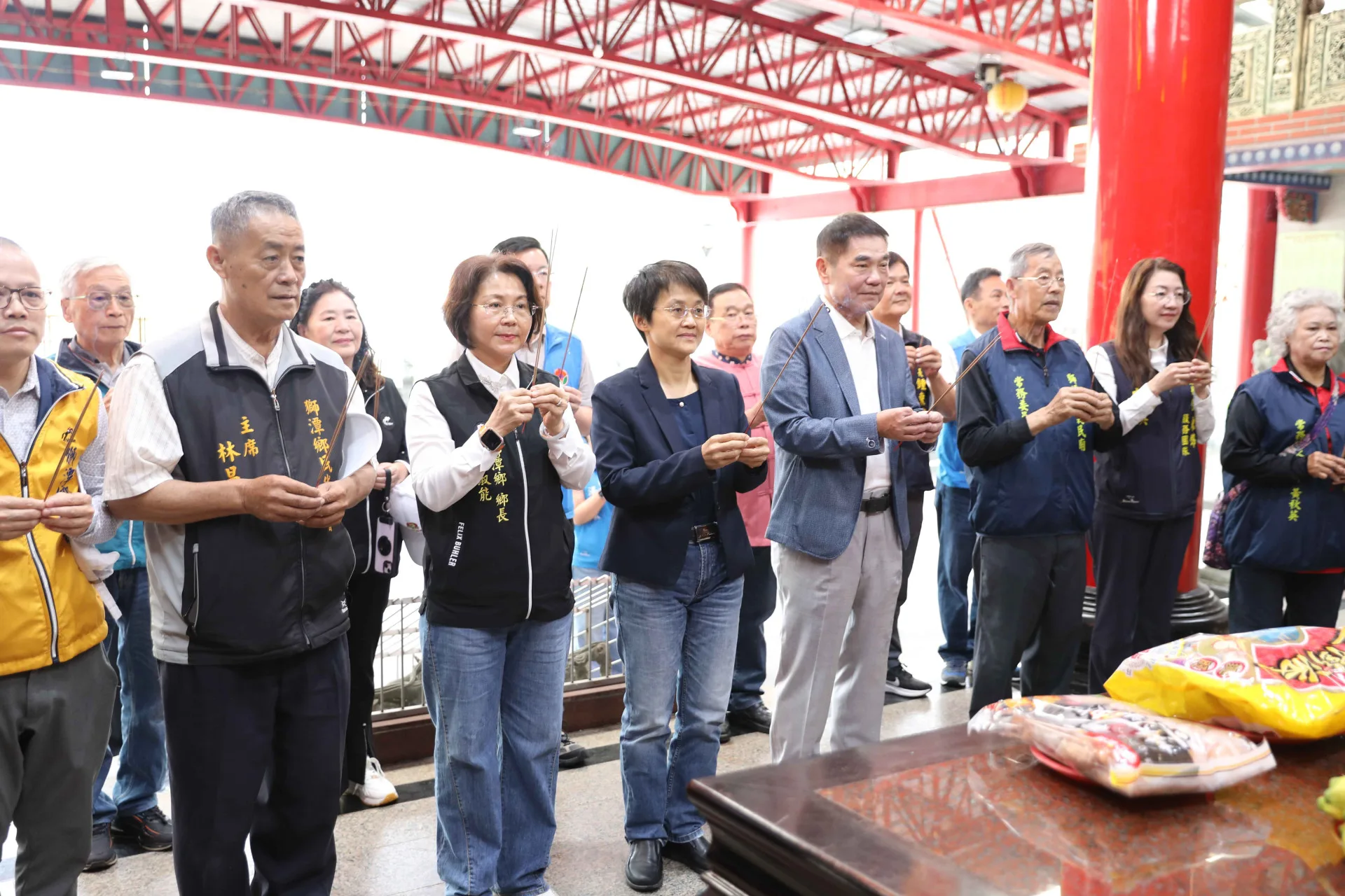 客委會主委古秀妃與苗栗縣長鍾東錦一行到義民廟參香祈福。客家委員會提供