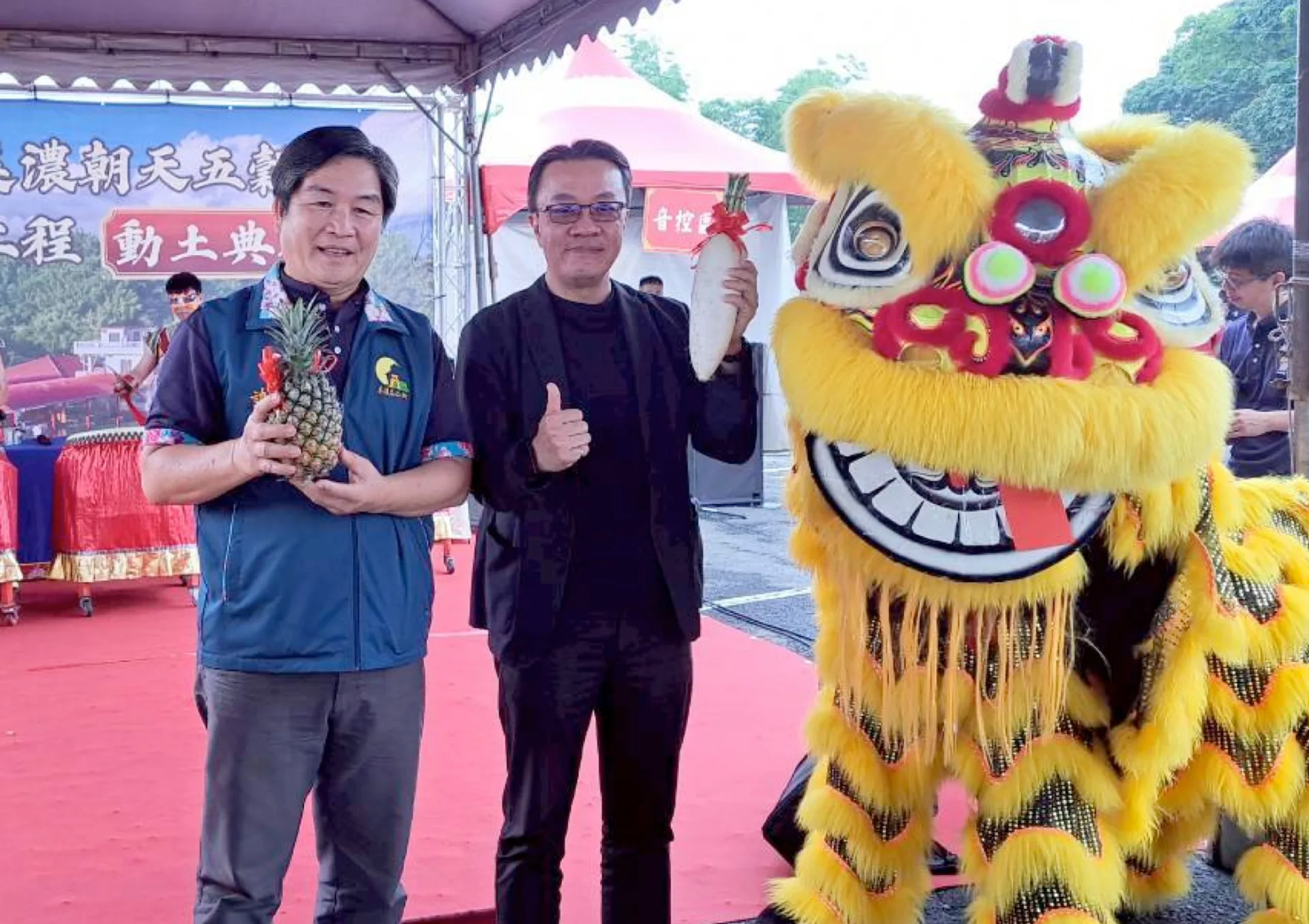 美濃區朝天五榖宮周邊整修工程得到客委會及高市府挹注一千多萬經費，客家委員會產經處處長陳瑞榮（右）到場動土，左為美濃區長謝鶴琳。給能區公所提供