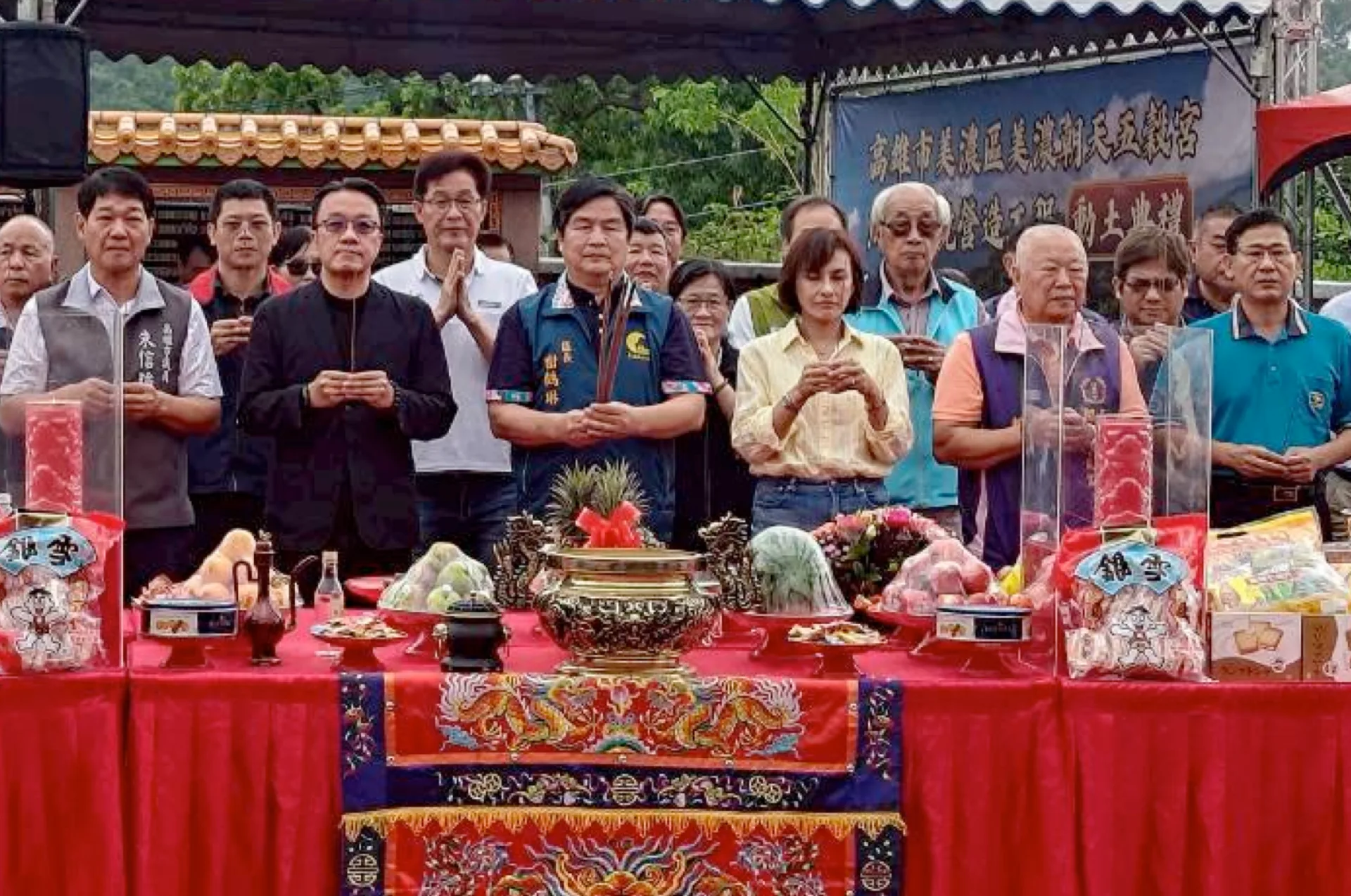 朝天五榖宮周邊環境整修工程對地方意義重大，包括立法委員邱議瑩（中）、客家委員會產經處處長陳瑞榮（黑衣者）、美濃區長謝鶴琳（中）都參加動土儀式。美濃區公所提供