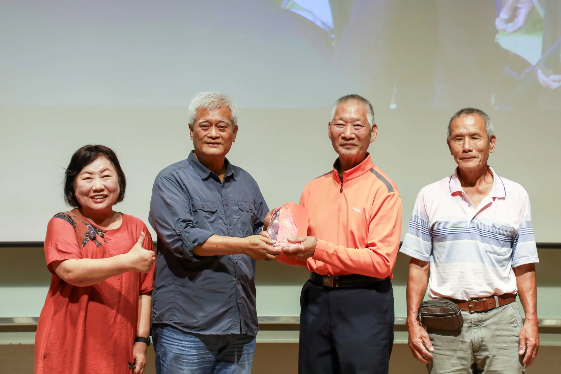 來自雲林古坑的郭守發（右二）獲頒第5屆的「榮譽步道師」。千里步道協會提供