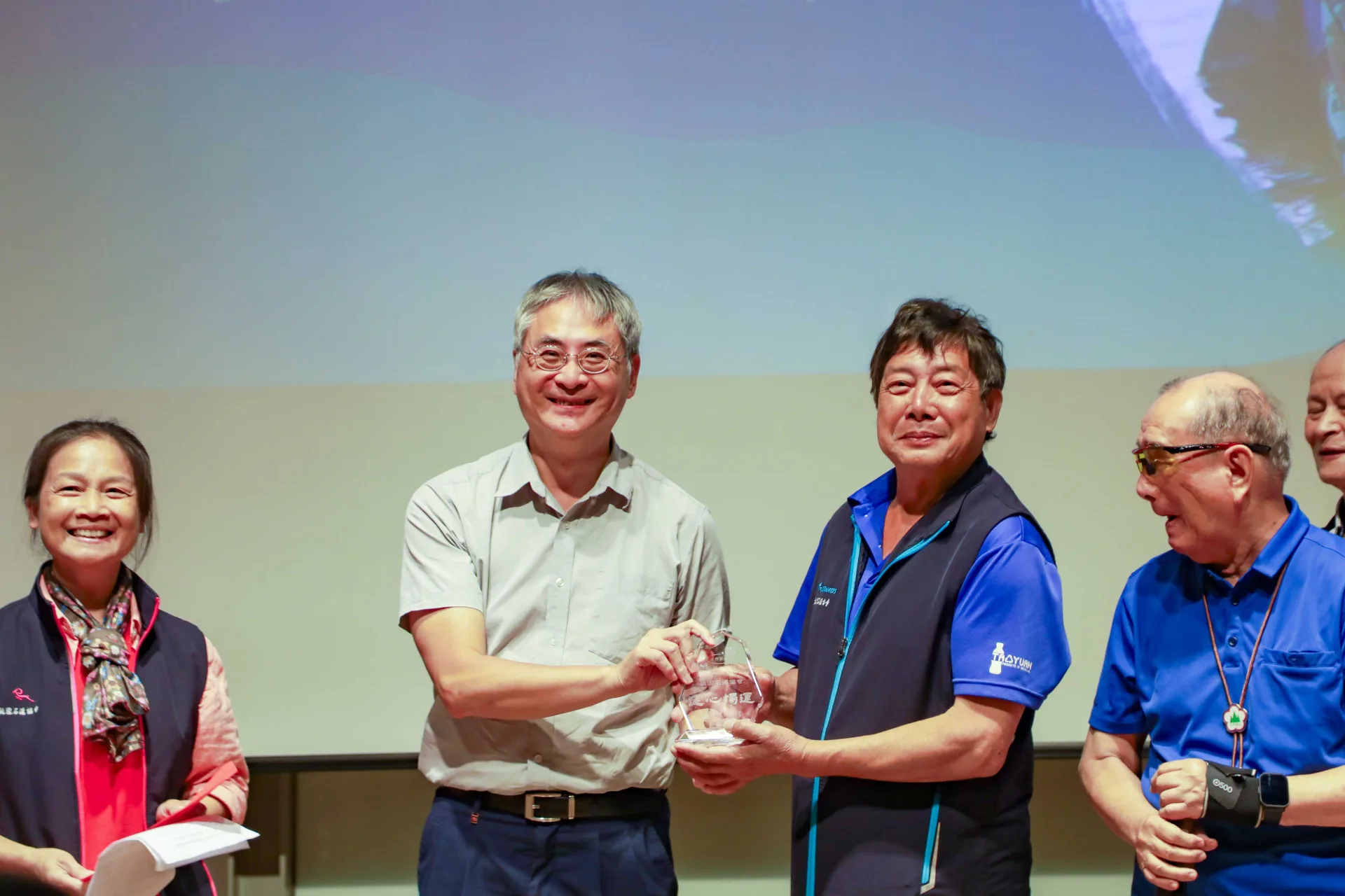 桃園石滬協會以團體身分獲頒第5屆的「榮譽步道師」，石滬修造技術保存者許閎喆（右二）代表受獎。千里步道協會提供