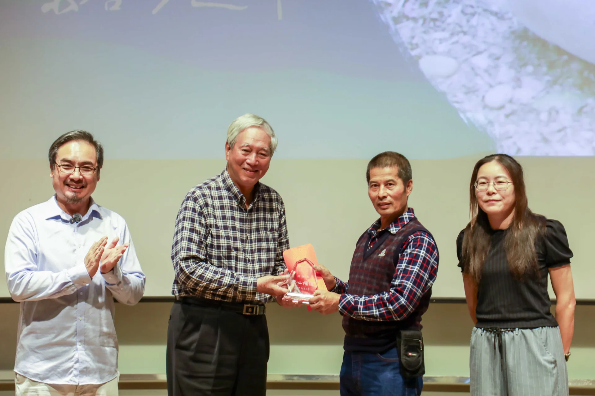 苗栗三義羅萬真（右二）獲頒第5屆的「榮譽步道師」。千里步道協會提供