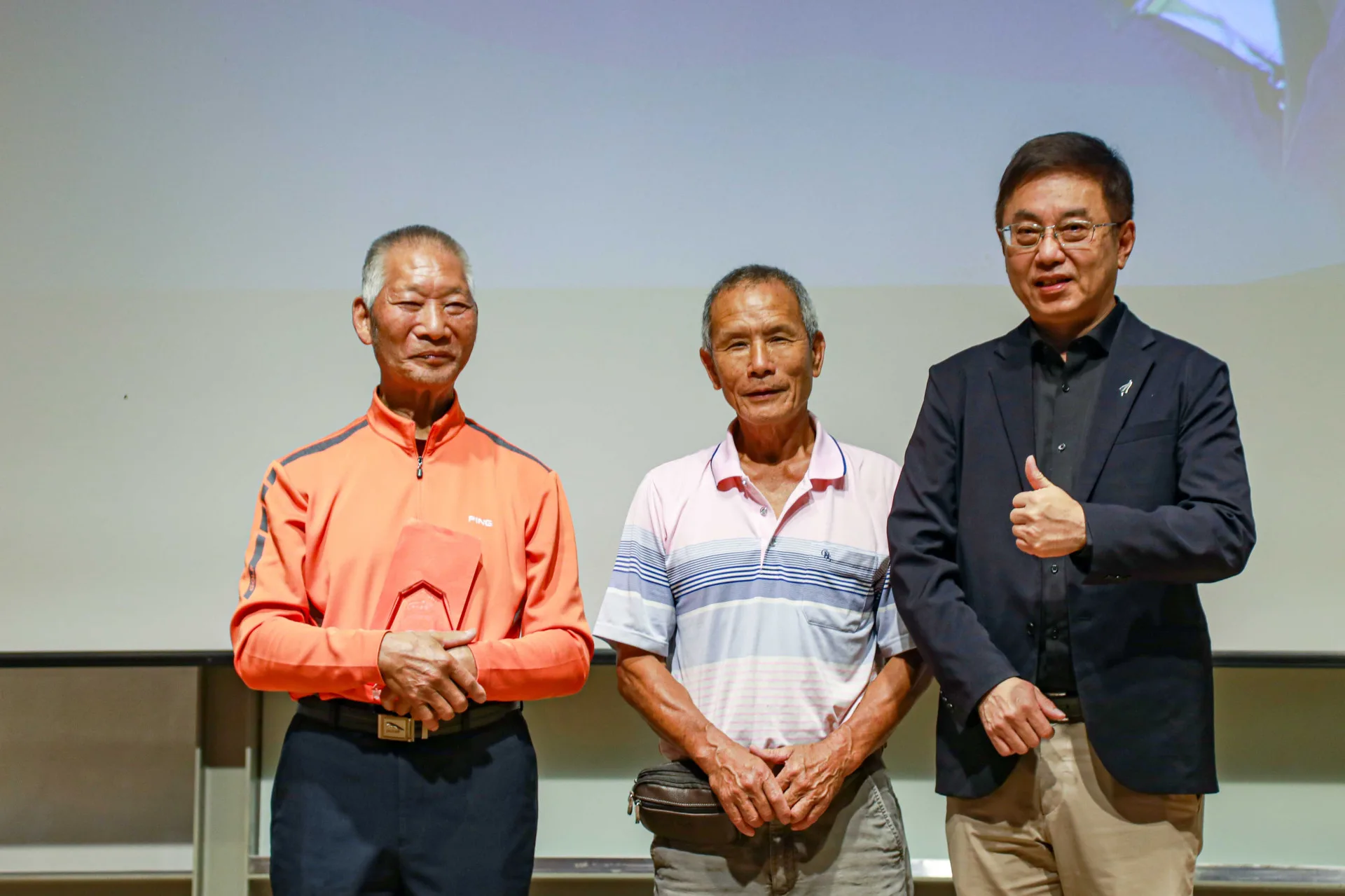 來自雲林古坑的郭守發（左一）獲頒第5屆的「榮譽步道師」。千里步道協會提供