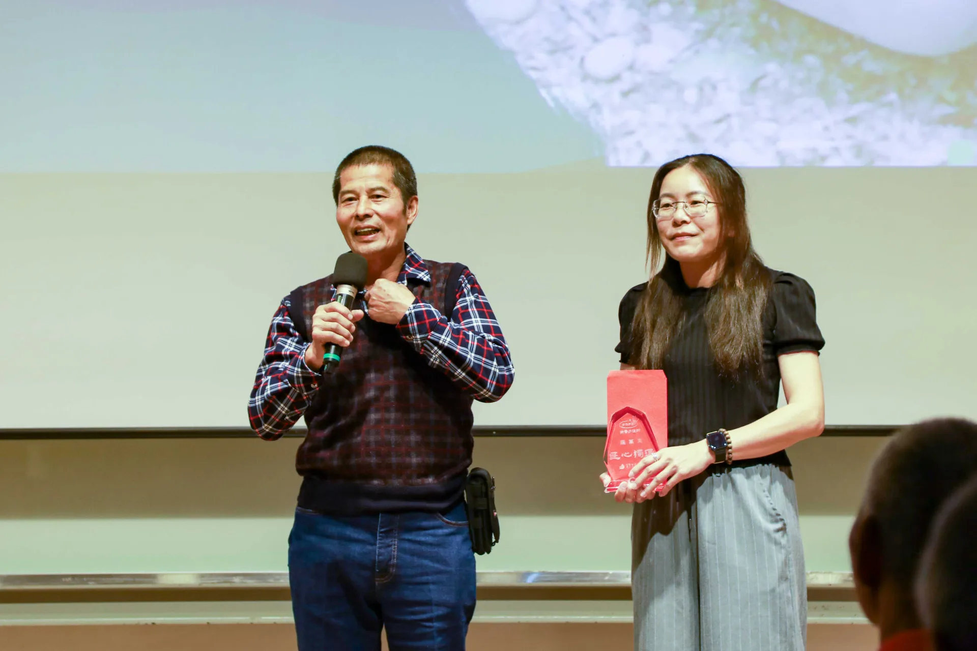 苗栗三義羅萬真（左）獲頒第5屆的「榮譽步道師」。千里步道協會提供