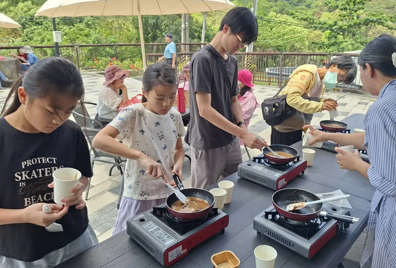 小小創生師，親手體驗製作梅釀涼糕。台南市客委會提供