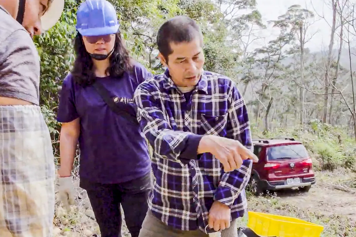 羅萬真帶領團隊修復古道。翻攝自Youtube影片榮譽步道師：羅萬真