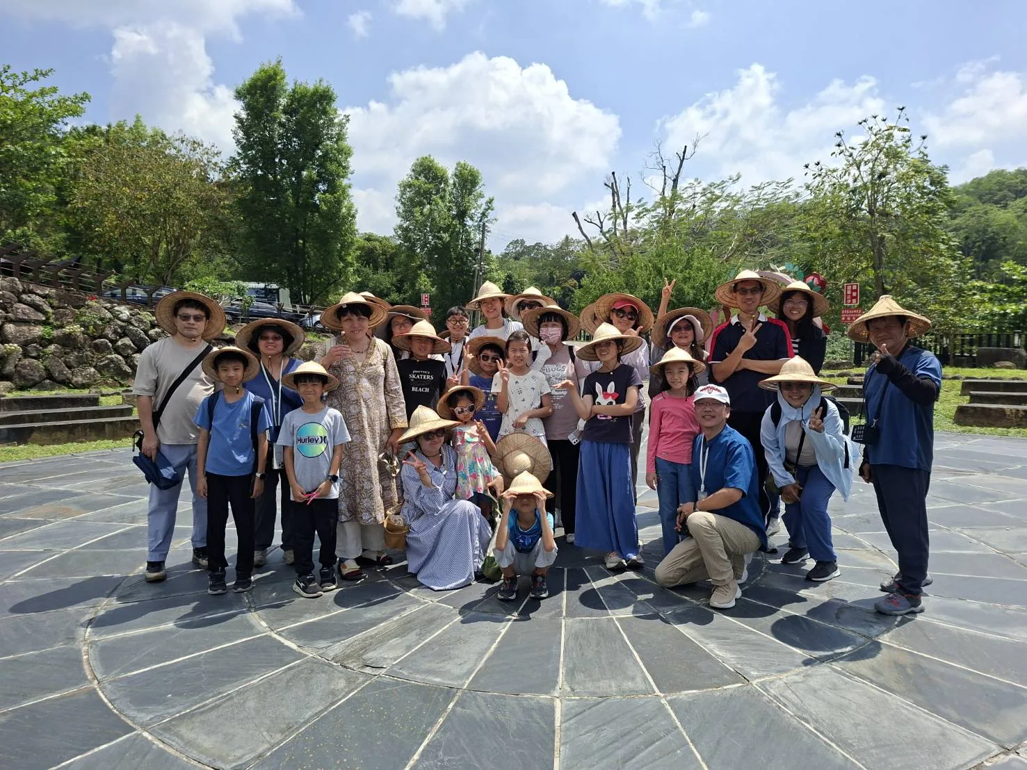 楠西梅嶺體驗設計力培訓26日登場，市民及學員體驗「神秘氣場」，透過導覽、遊戲及手作等課程學習地方創生。台南市客委會提供