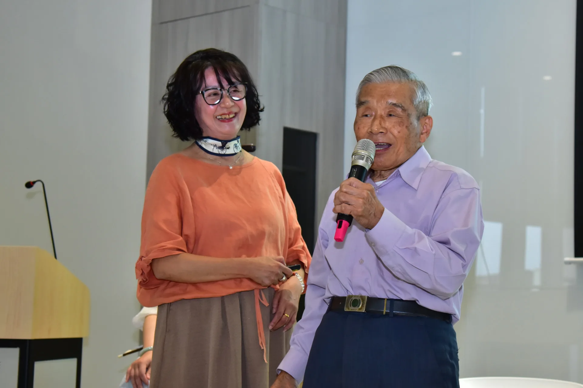 張芳慈的父親為新書《爧》封面題字，也親身到場支持表示感謝。台中市政府客家事務委員會提供