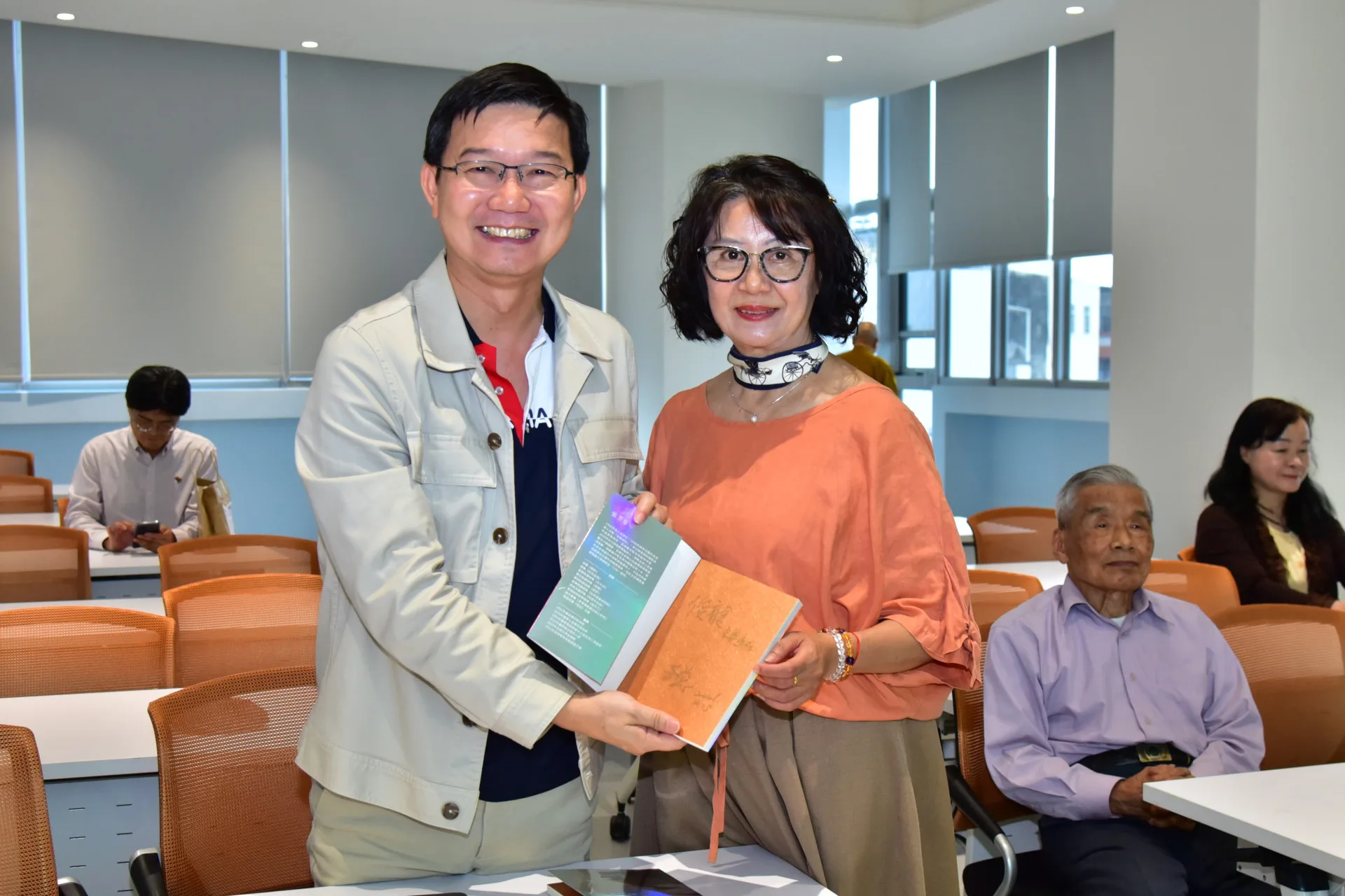 詩人張芳慈出版新書《爧》，於家鄉東勢許良宇圖書館講座分享。台中市政府客家事務委員會提供