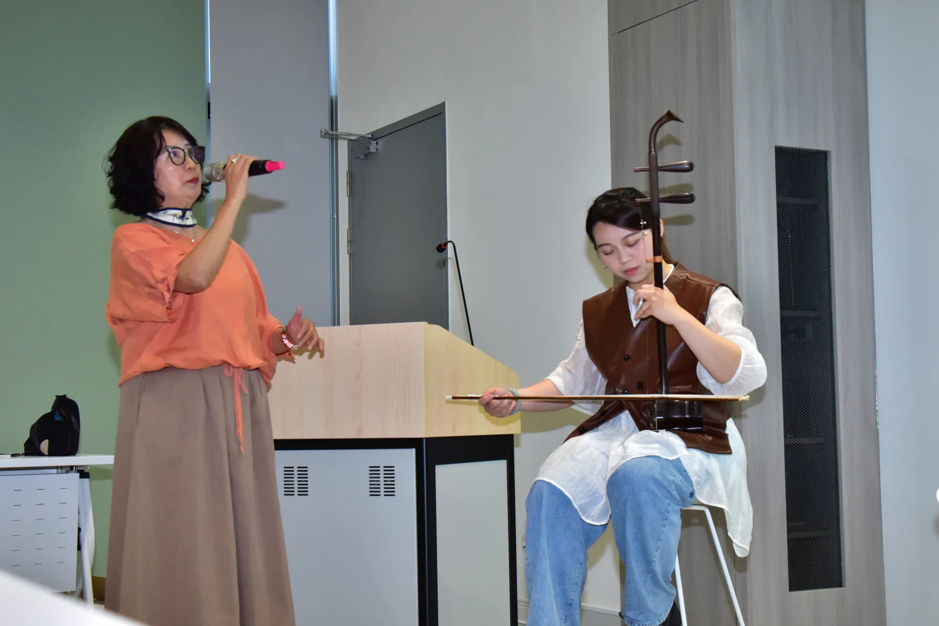 詩人張芳慈朗誦詩作搭配陳映潔即興二胡演奏。台中市政府客家事務委員會提供