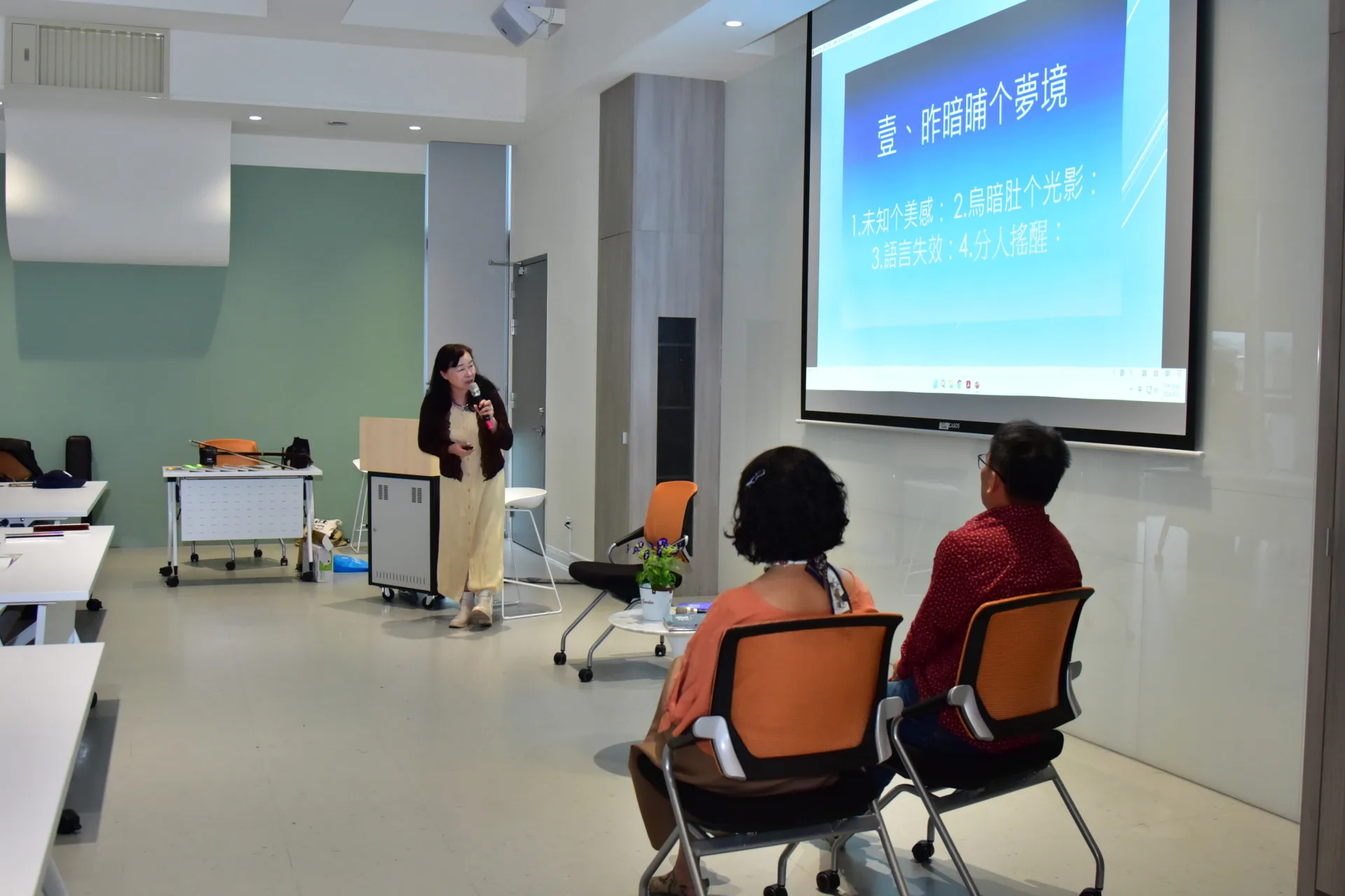 劉惠月老師細細分享她閱讀爧的心得感想。台中市政府客家事務委員會提供