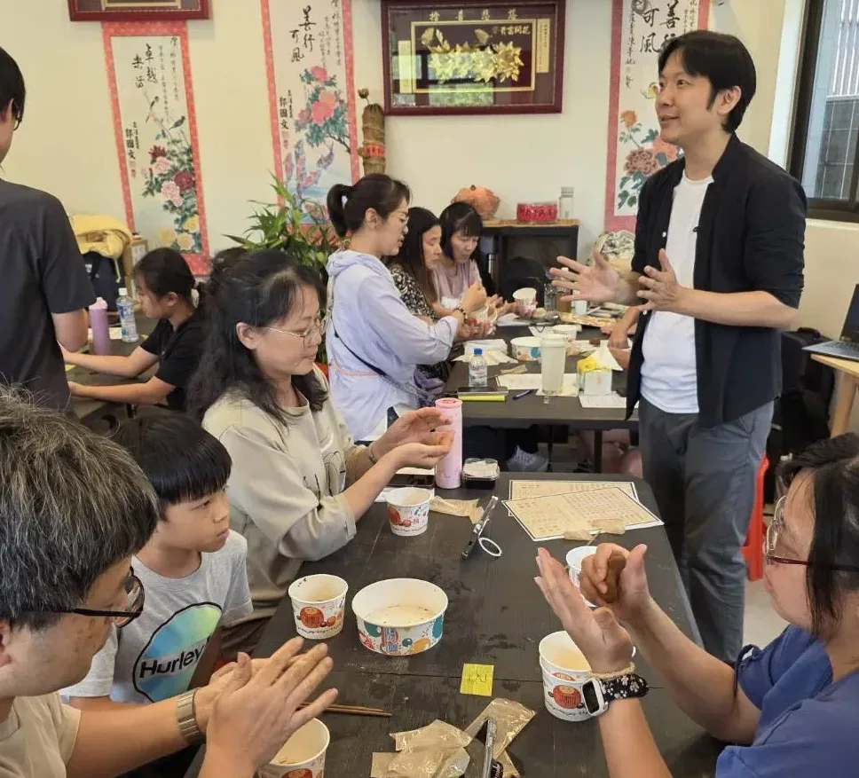 培訓工作坊規劃手作楠木捏香，讓學員透過動手做認識線香，並感受氣味帶來的五感體驗。台南市政府提供