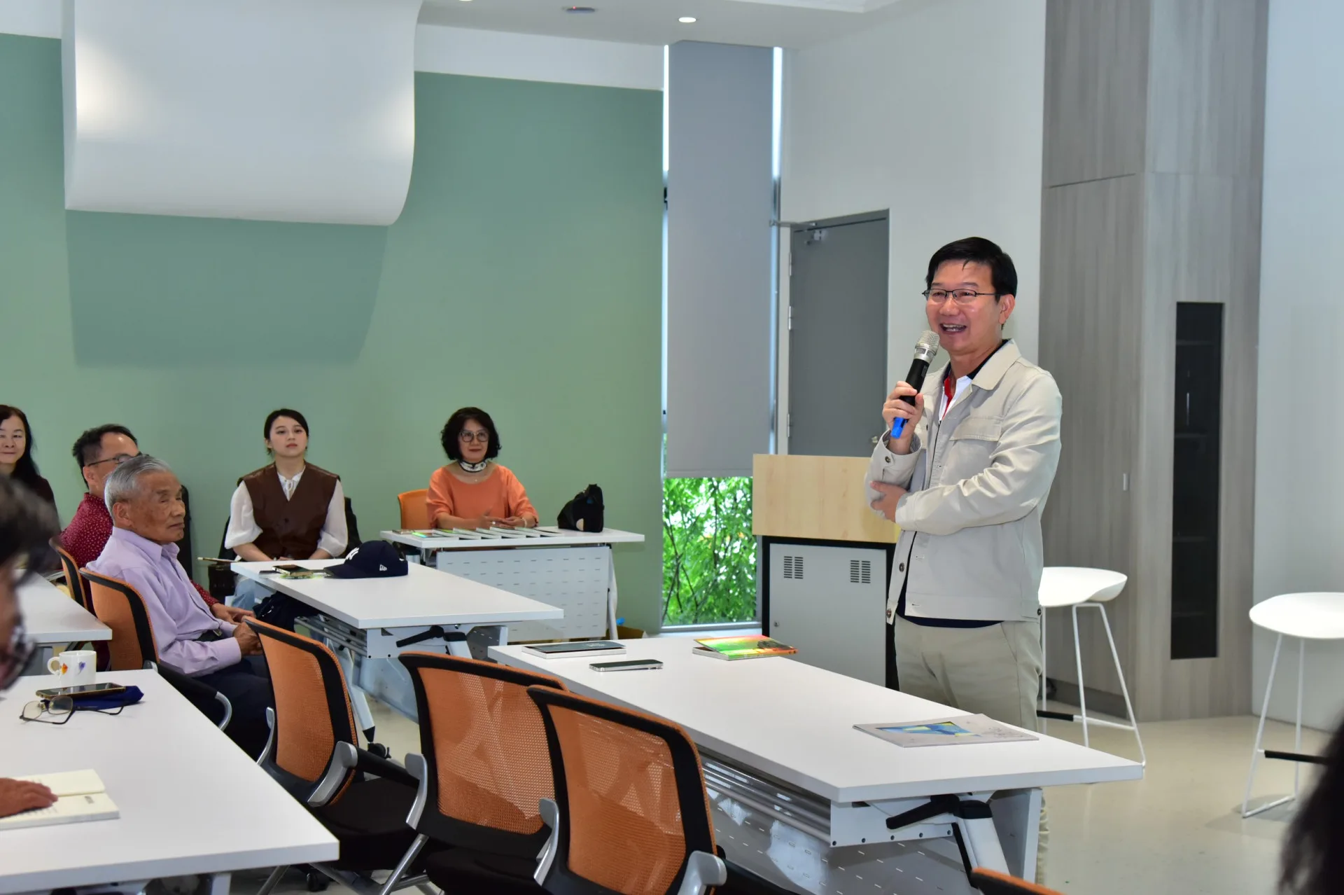 台中市府客委會主委江俊龍出席並分享閱讀心得。台中市政府客家事務委員會提供