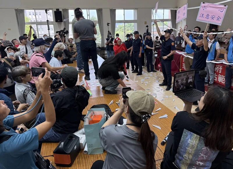 南投縣政府28日召開垃圾處理中心二階環評範疇界定會議，名間鄉反焚化爐自救會等團體到場抗議，過程有民眾跳上桌子、射紙飛機，場面混亂。中央社