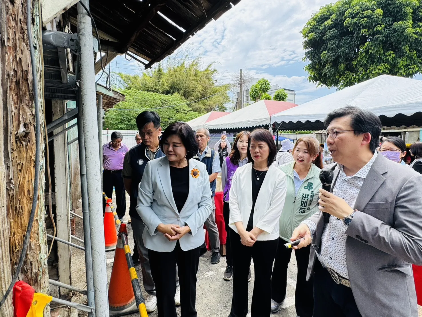 文昌國小宿舍群修復開工儀式，由呂政道建築師現場導覽。客家委員會提供