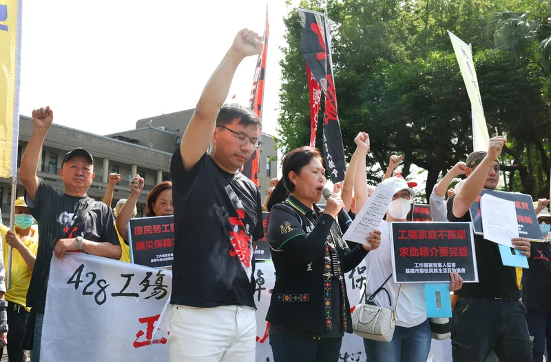 工傷協會與基隆原民生活互助協會28日在行政院外舉行記者會，要求政府正視原住民族勞工遭遇職災後的多重困境。中央社