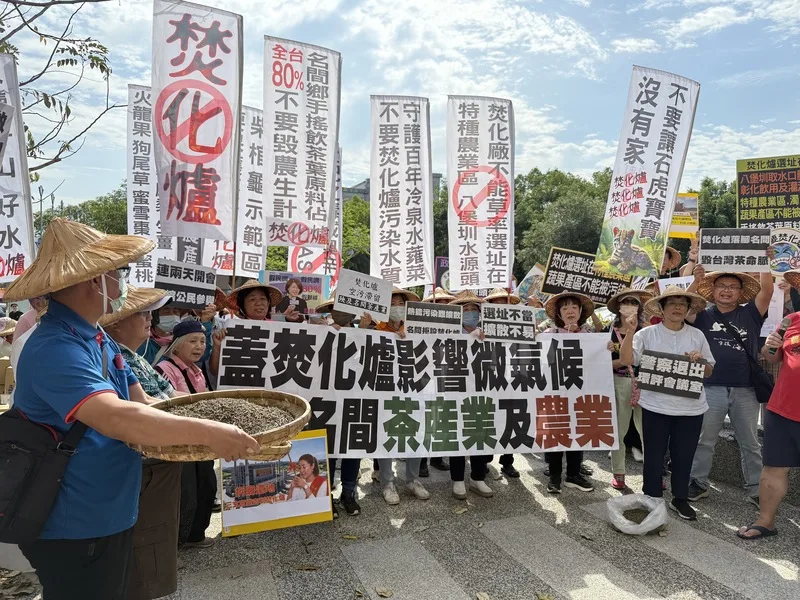 南投縣政府28日召開垃圾處理中心二階環評範疇界定會議，名間鄉反焚化爐自救會等團體表示，熱排放將影響微氣候，降雨量、溼度若改變，將造成茶葉品質下降。中央社