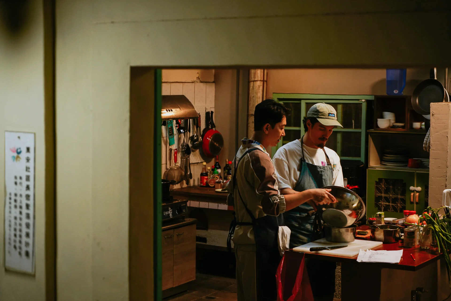 新一季節目，學長施名帥(左)多了得力助手星級主廚周厚安。客家電視提供