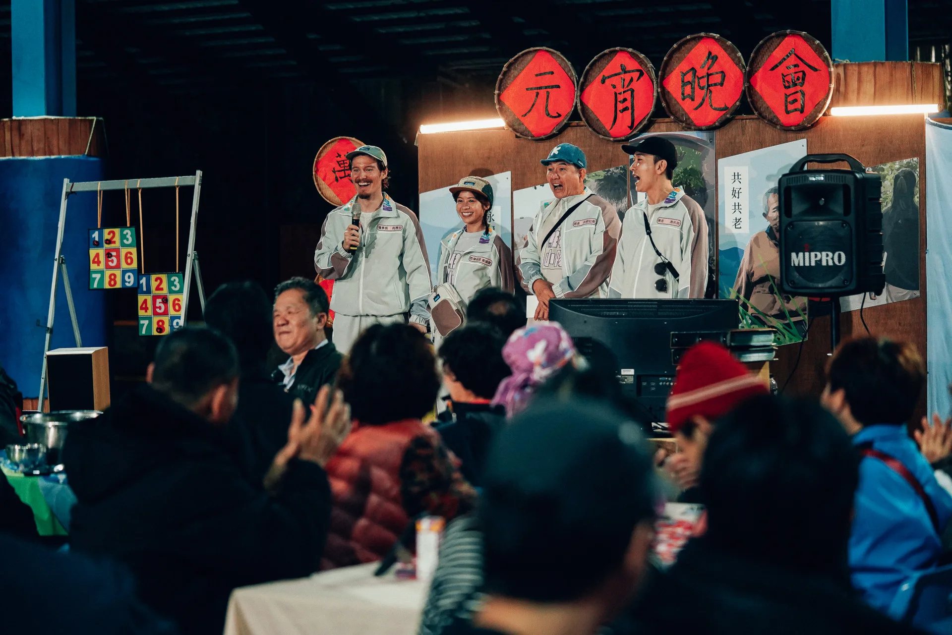 小隊成員參與萬安社區元宵晚會，並擔任活動主持人。客家電視提供